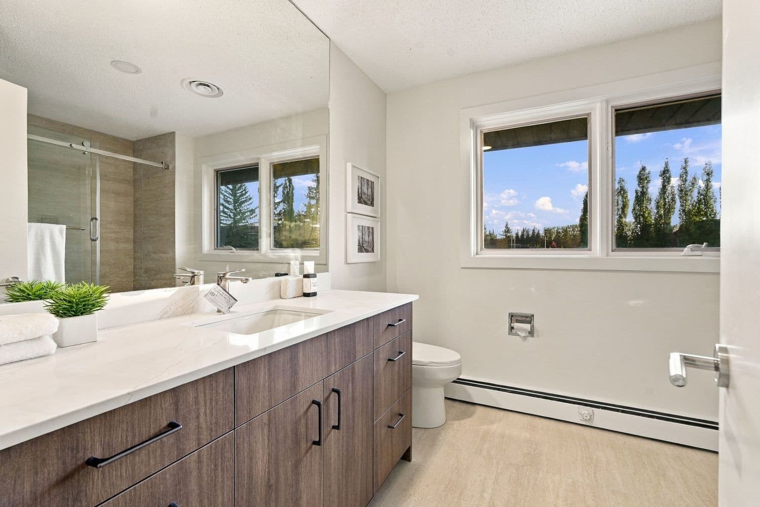 Salle de bain à l'étage avec double vanité