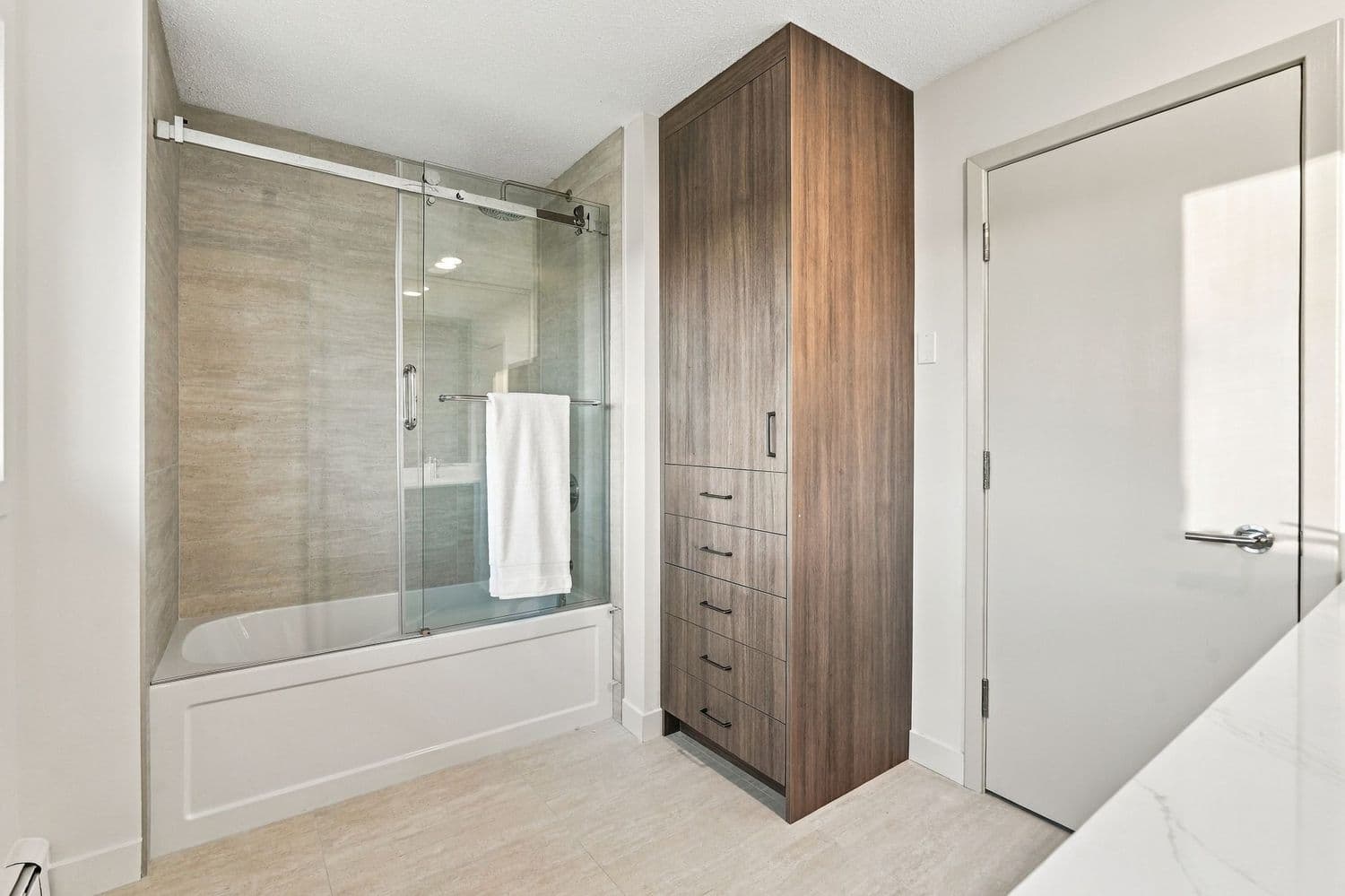 Salle de bain attenante avec douche vitrée