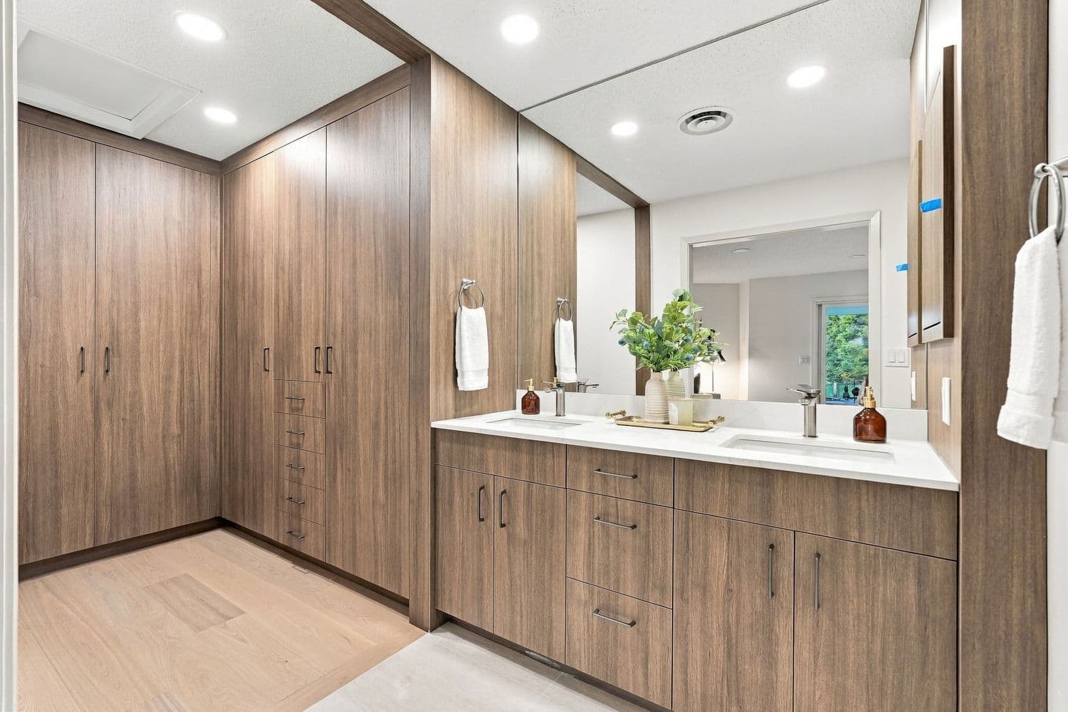 Walk-in avec rangements sur mesure en noyer