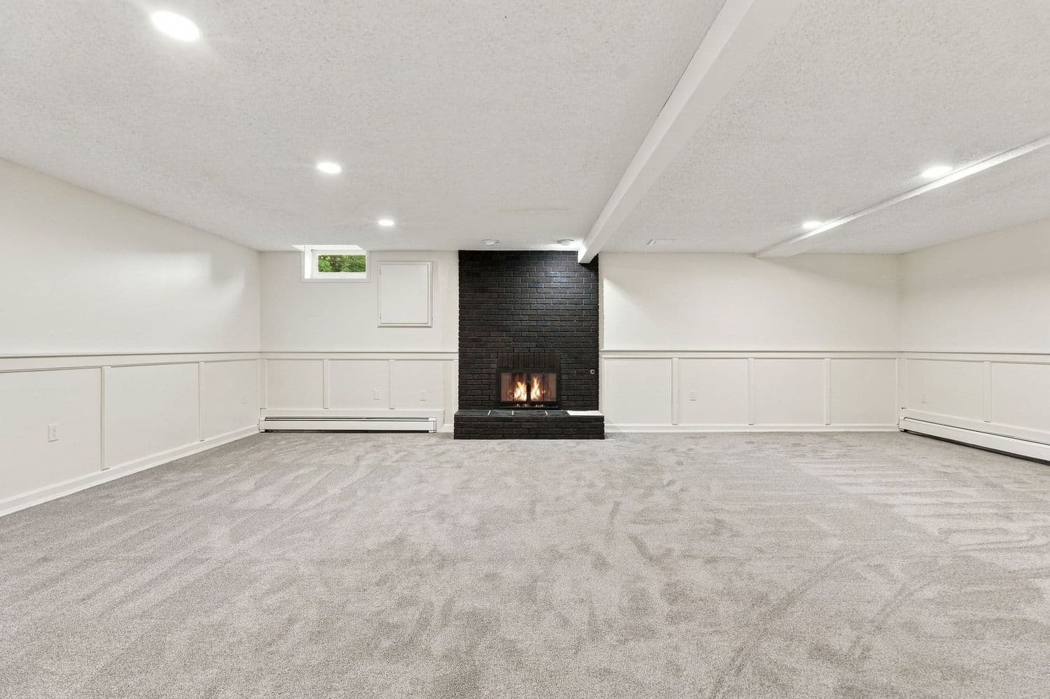 Salle familiale au niveau inférieur avec foyer