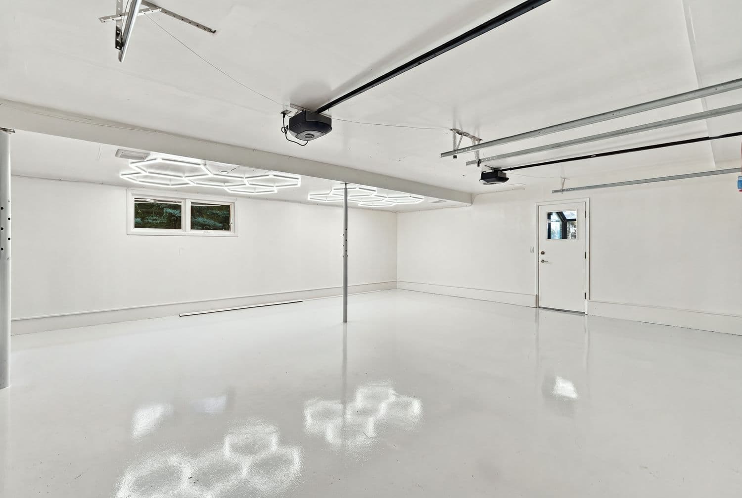 Grand garage chauffé au plancher époxy